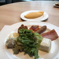 ベルテンポ - 朝食ビュッフェ２６００円。３皿目。洋食中心にオカズをいただきました。奥にあるのが、ライブで仕上げるオムレツです。今回は、チーズをトッピングしてもいただきました（╹◡╹）。