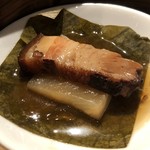 星期菜 白金 - ＊のせられた蓮の葉を取るとスモークのいい香りが・・ 豚肉もよく煮こまれていて柔らかく、お醤油ベースのソースもいい味わい。