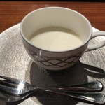 星期菜 白金 - 生姜風味の牛乳プリン・・ゼラチンなどではなく生姜に含まれる酸素で固めたプリンで、 中国広東省広州市名物の温かいデザートだそう。 茶碗蒸し程度のトロトロ加減ですけれど、生姜に風味がよく美味しい。