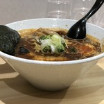 らぁ麺屋 足立商店 - 辛魚醤油らーめん750円…横から見るとこんな感じ