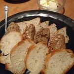 ガルニ - お通しのパン  フランスパンは食べ放題