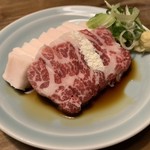 串・近江牛 だるま - 馬刺し二種（980円）