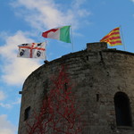 Nautilus - 港のシンボルPorta Terraの塔　サルデーニャのクアトロ・モーリとイタリア国旗にスペインのカタルーニャ旗も掲げられています