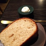 L'EAU - 絶妙な水分率の自家製のパン