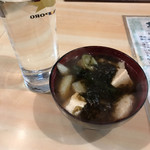 Esashi Kaikan - 芋焼酎お湯割り飲んで待ってると、ホッケのすり身と生海苔の汁。暖かい。美味しかった。