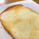 セントル ザ・ベーカリー 青山店 - バターをのせてカリカリサクサクを味わう