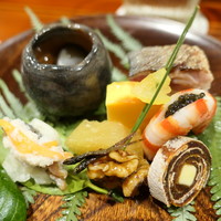 津の守坂 小柴 - なまこの酢の物、鯖棒鮨、巻き柿バター、大根寿司など