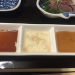 鳥田中 - 今日のコースは何かなシリーズ2 湯引きの出汁醤油 塩入りごま油 にんにく醤油です