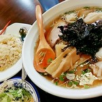 Gyouza Ichiba - ワンタン麺と半チャーハンとサラダ　全景