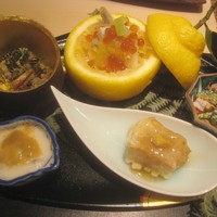 銀座 よし澤 - 八寸（牡蠣味噌漬け・芹胡麻和え、フグ皮と白菜の三宝柑入り、ブロッコリーと干し柿の白和え、ナマコのこのわた、揚げ蓮根餅）