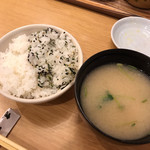 とんかつ玉藤 - ごはんは 季節の五穀ごはん（わさび）とゆめぴりか 半々で。味噌汁は 白味噌のみつ葉・なめこ汁。