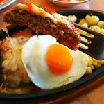 Saizeriya - 目玉焼きが乗ったイタリアンハンバーグ  洋食ファミレス