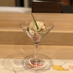 鮨いずみ - イチジクと伊勢の蒸し鮑の豆腐ベースのクリームサワーソース