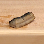 鮨いずみ - サバの背中の部分は炙ってくれました♪