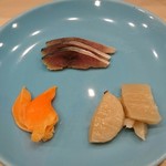 奈可久 - 〆鯖、平貝、青柳
                                浅葱色の器に映えます