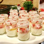 ザ・テラス - 柚子風味のヨーグルト苺と洋梨のソース