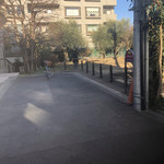 ダンディゾン - 横に公園があります。