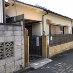 どとう ぜにや  - 店の外観　※お客さんは入口付近で、皆座って待ってます