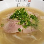 下松ラーメン 五ツ星 - 牛脂も浮いている