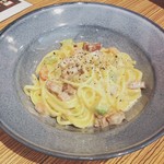 パスタとカフェの店 Ricco - ベーコンとフレッシュトマトとアボカドのクリームソースパスタ