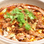 辣椒炖煮牛肉和花椒风味砂锅