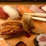 玄海寿司 本店 - 穴子を箸で切って一口頂く