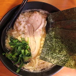 極楽家 - 醤油豚骨(720円、真上から)