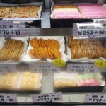 亀井かまぼこ店 - ショーケース。じゃこ天など色々。
      手押しじゃこ天、圧倒的なオススメ品です。