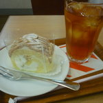 CAFE FUJIYA - ふわふわロールモンブランとアイスティー500円。