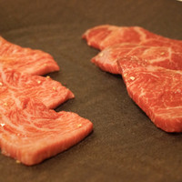 和牛焼肉じろうや 介 wagyu&sake 名古屋駅前本店 - 『ブリスケ リブマキ』
                    ブリスケは肩バラの部分でそこまで脂っこくなく柔らかいです！リブマキは上品な脂でかなり柔らかかったです。