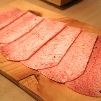 和牛焼肉じろうや 介 wagyu&sake 名古屋駅前本店 - 『至高のタン』¥2,500円
                      たん芯のみを使用しており、一般的な焼肉屋さんのタンの切り方とは少し違いました。またかなりの霜降りのタンでとても柔らかかったです。
