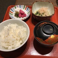 三田ばさら 本店 - ご飯、赤出汁、香の物、小鉢