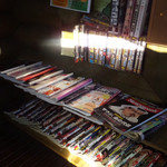 珈琲屋 OB - 所狭しと並べられた週刊誌やマンガ本です