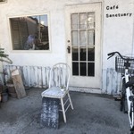 Cafe Sanctuary - 店構え。日常から非日常への扉がそこにある。