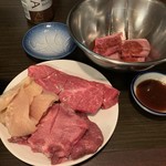 Kuro mbo - 白肉、タン、牛ヒレ、バラ肉