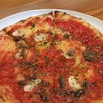 ピッツエリア ラ・モネタ - ピザ（アッチューゲ）。トマトソース、アンチョビ、にんにく、オレガノのピザです。