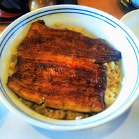 鰻割烹 伊豆栄 本店 - 焼きが足りない気がするがご飯とのバランスが良い。ご飯にタレ染みて美味そう。