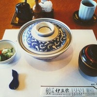 鰻割烹 伊豆栄 本店 - うな丼　竹！蓋を開けるのがドキドキする。　