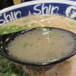 博多らーめん ShinShin - ラード多めのトロリン豚骨のように見えますが、豚骨・鶏ガラ・野菜出汁のブレンドだそうです。