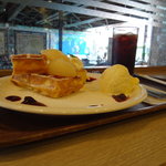 ベックス コーヒー ショップ プラス - 洋なし（ワッフル）～カシスソースー、水出しアイスコーヒー