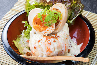 Toriyaki Yamitsuki - 鶏屋が作る鶏せせり肉が入った自家製のポテトサラダ!!煮卵と混ぜて食してね