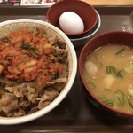 すき家 - キムチ牛丼 特盛 760円   トン汁たまごセット 200円