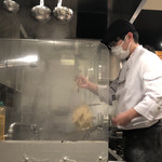 創作麺工房 鳴龍 - 鮮やかな湯切りの斎藤店主