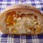 ベーカリー ブレッド ＆ グラス - マンゴーチーズパンをカットしてみました。