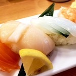 Sushi Hachi - ホタテ、イカ