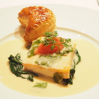 メゾン ポール・ボキューズ - タスマニア産サーモンのエスカロップ　オゼイユ風味　ほうれん草を添えて