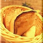 リストランテ ダ ニーノ - 茄子のフォカッチャ、クルミ入りの自家製パン