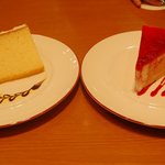 ダッキーダックカフェ - 二つ並んで一緒につつかれるケーキさん達（汗