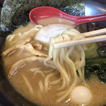 Sendai Tonkotsu Ra-Men Ichibandou - 豚骨醤油ラーメン 太麺 麺アップ