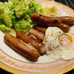 錦江湾 - ウインナーと目玉焼き。